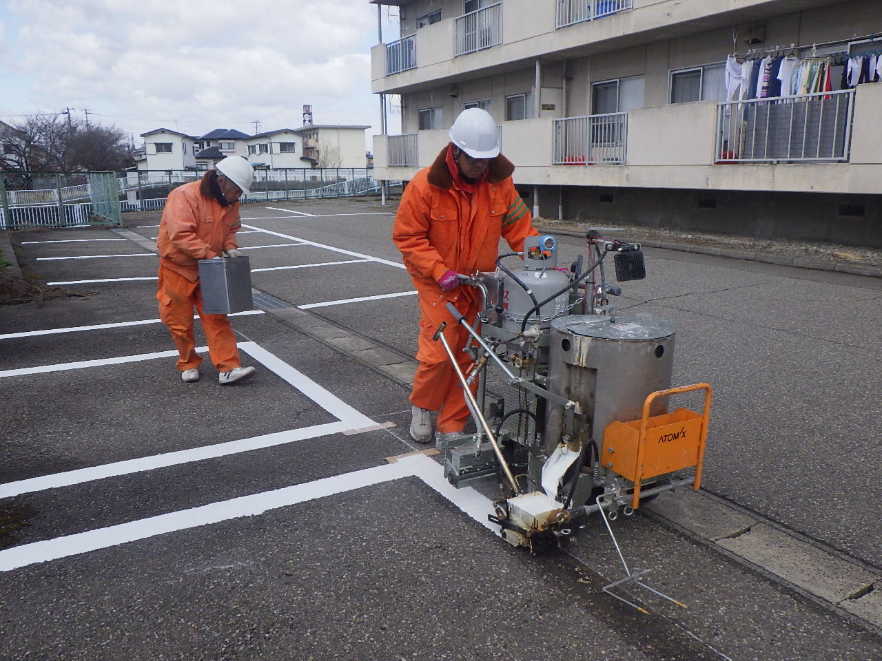 駐車場の白線を引き直しました